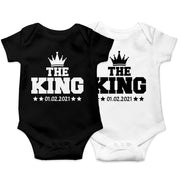 King 01 Baby Bodysuit bedruckt Bodies Strampler Geschenk optional Geburtsdatum